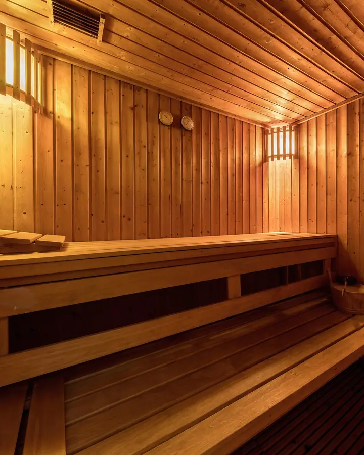 Holzsauna mit warmem Licht und Liegebänken