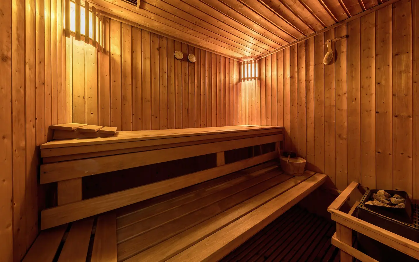 Holzsauna mit warmem Licht